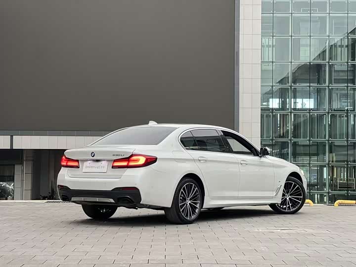 Фото 15 - BMW 5 Series