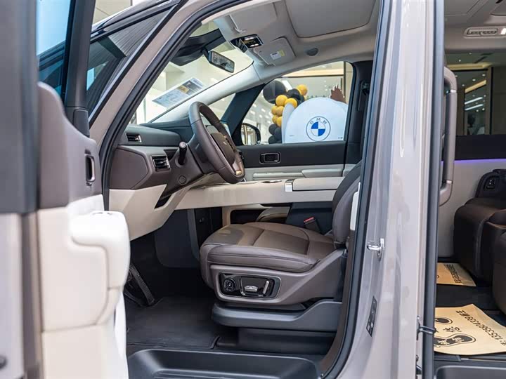 Фото 14 - LiXiang Mega