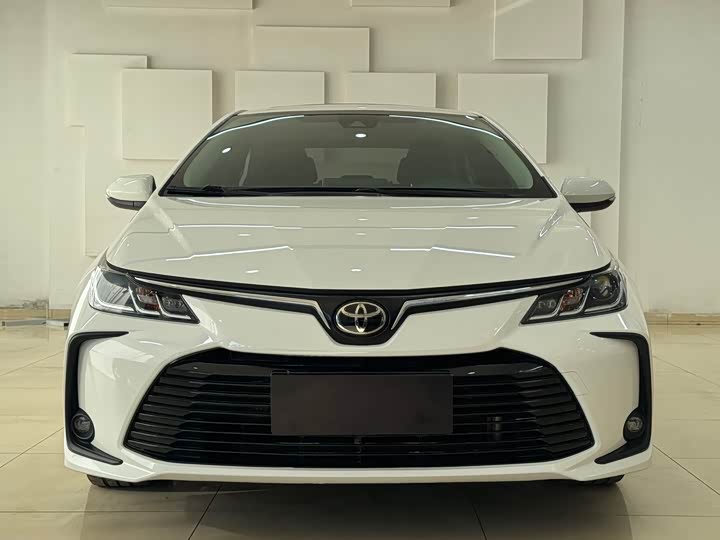 Фото 2 - Toyota Corolla