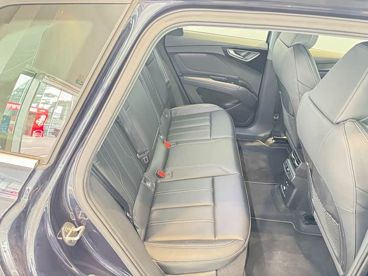 Фото 15 - Audi Q4 e-tron