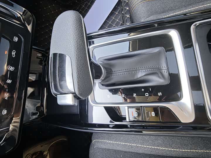 Фото 11 - Bestune B70