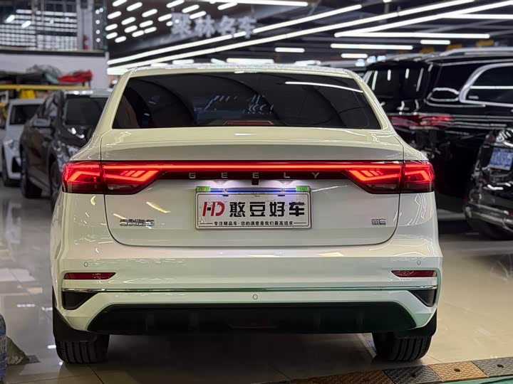 Фото 18 - Geely Emgrand