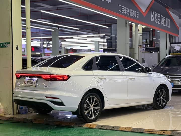 Фото 2 - Geely Emgrand