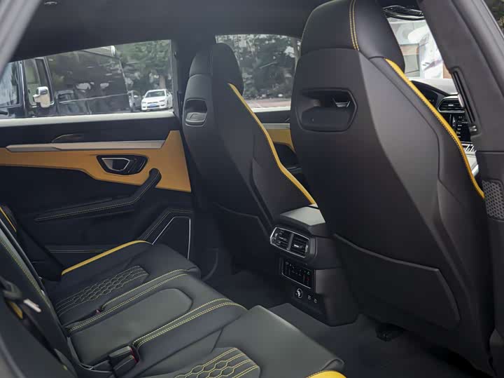 Фото 18 - Lamborghini Urus