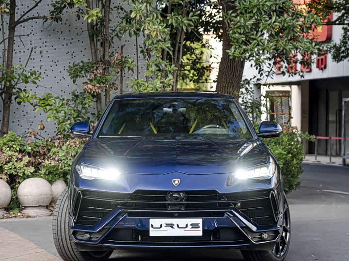 Фото 2 - Lamborghini Urus
