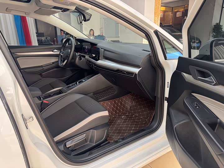 Фото 10 - Volkswagen Golf