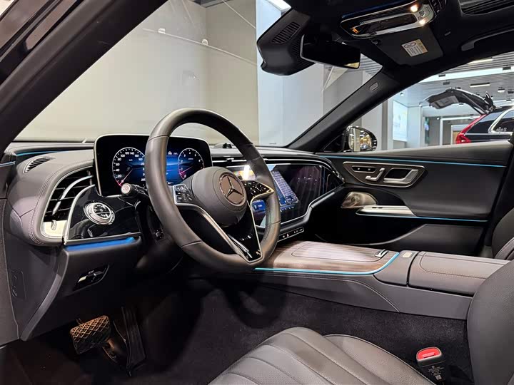 Фото 13 - Mercedes-Benz E-Class