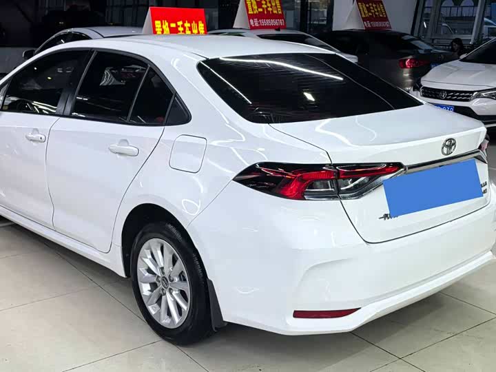 Фото 10 - Toyota Corolla