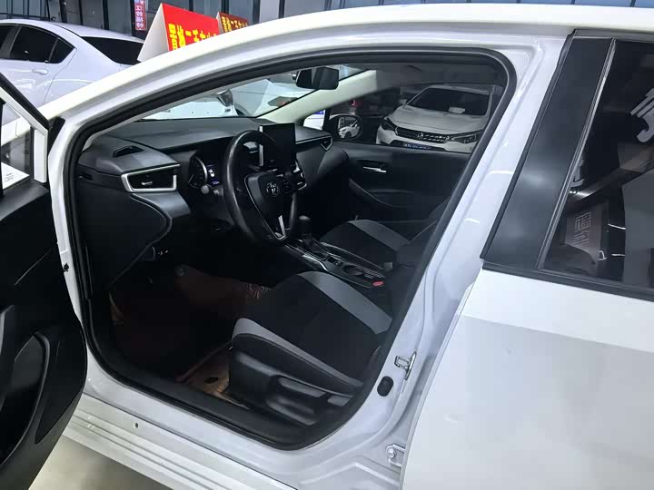 Фото 2 - Toyota Corolla