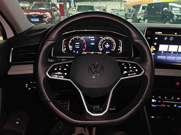 Фото 11 - Volkswagen Tiguan L Pro