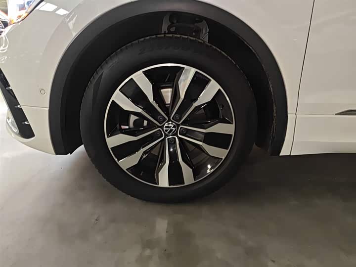 Фото 23 - Volkswagen Tiguan L Pro