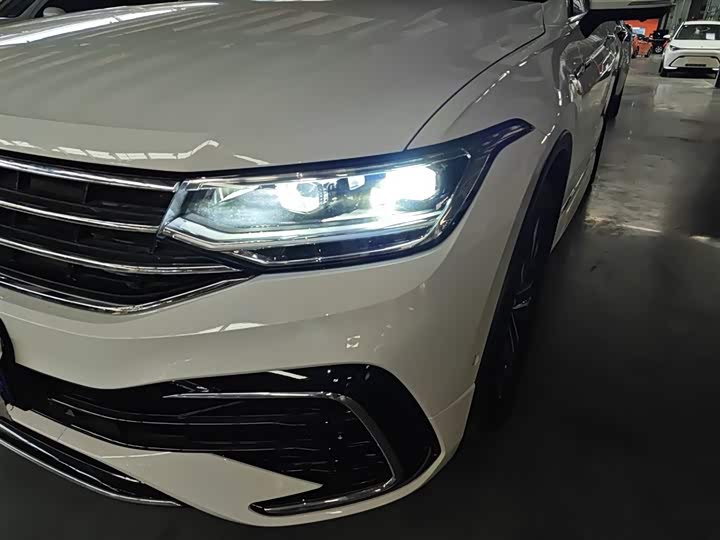 Фото 24 - Volkswagen Tiguan L Pro