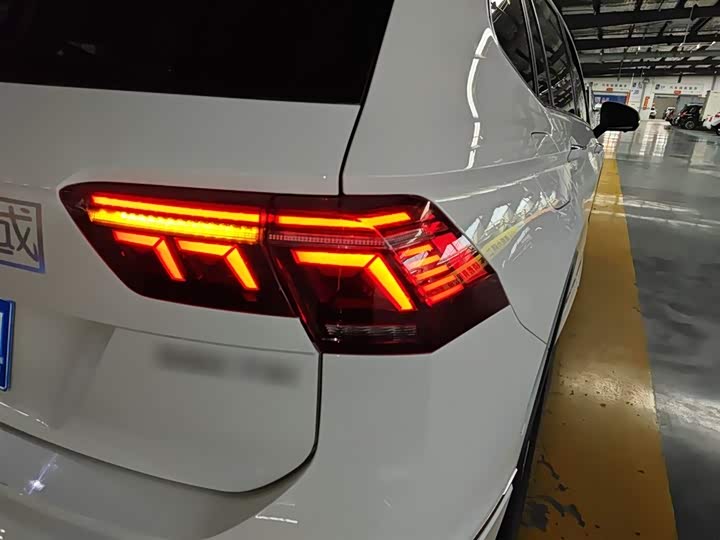 Фото 8 - Volkswagen Tiguan L Pro