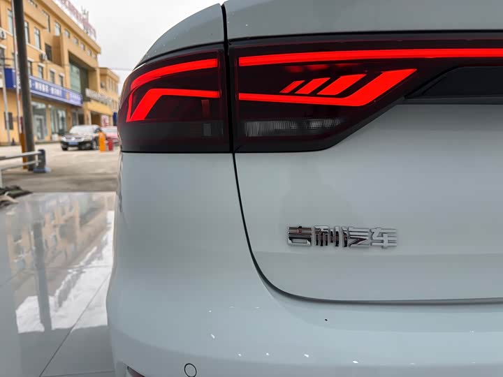 Фото 10 - Geely Emgrand