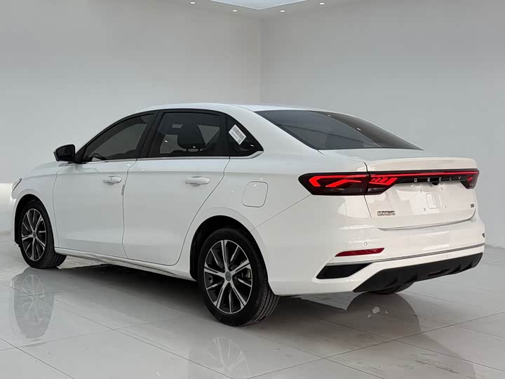 Фото 15 - Geely Emgrand