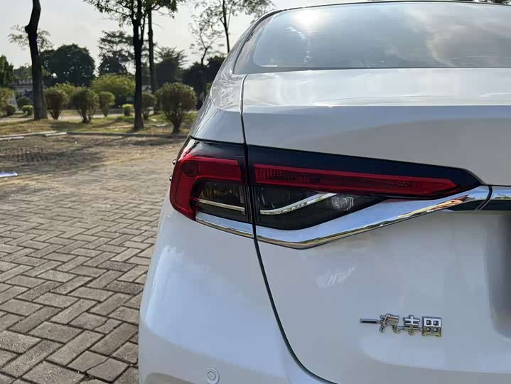 Фото 18 - Toyota Corolla