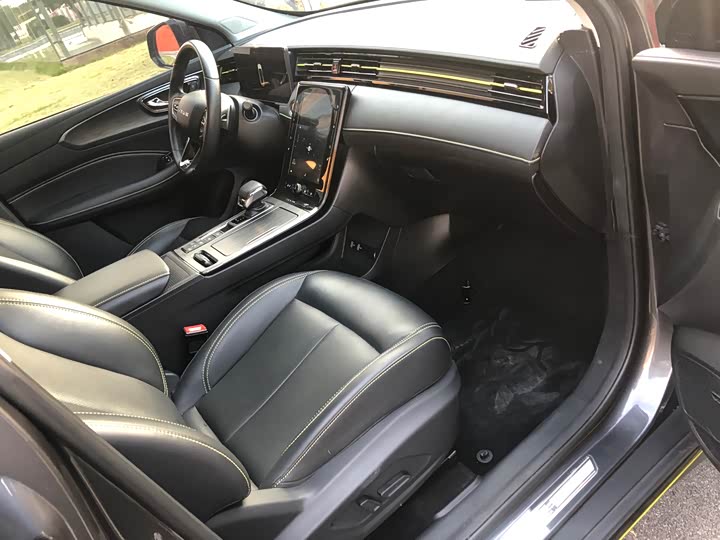 Фото 10 - Roewe RX5 Hybrid