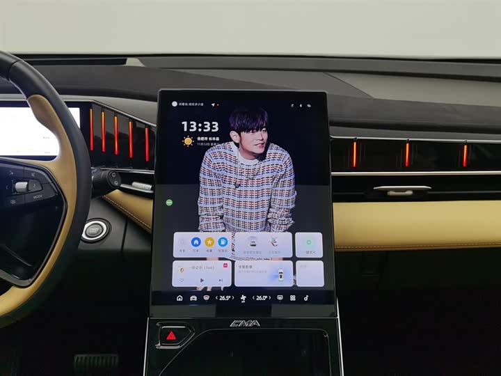 Фото 12 - Geely Atlas L