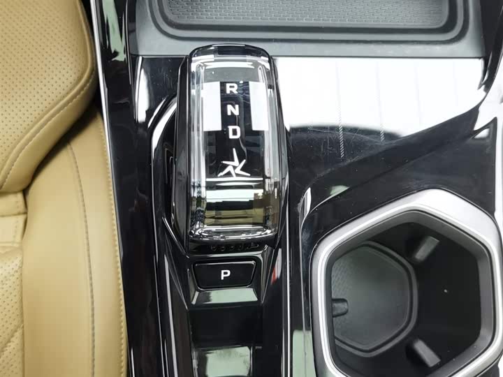 Фото 13 - Geely Atlas L