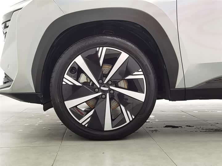 Фото 17 - Geely Atlas L