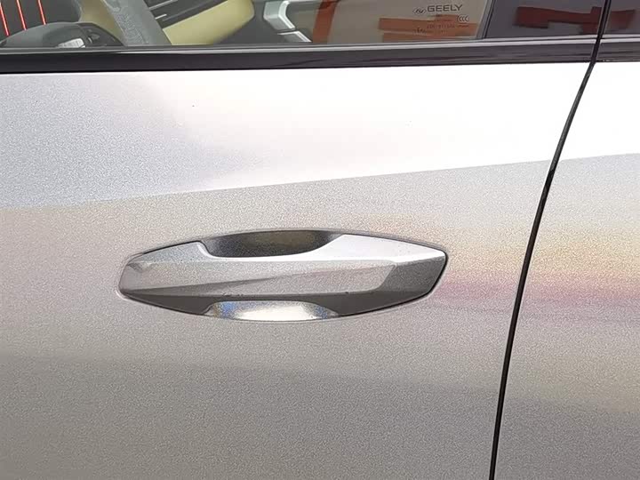 Фото 18 - Geely Atlas L