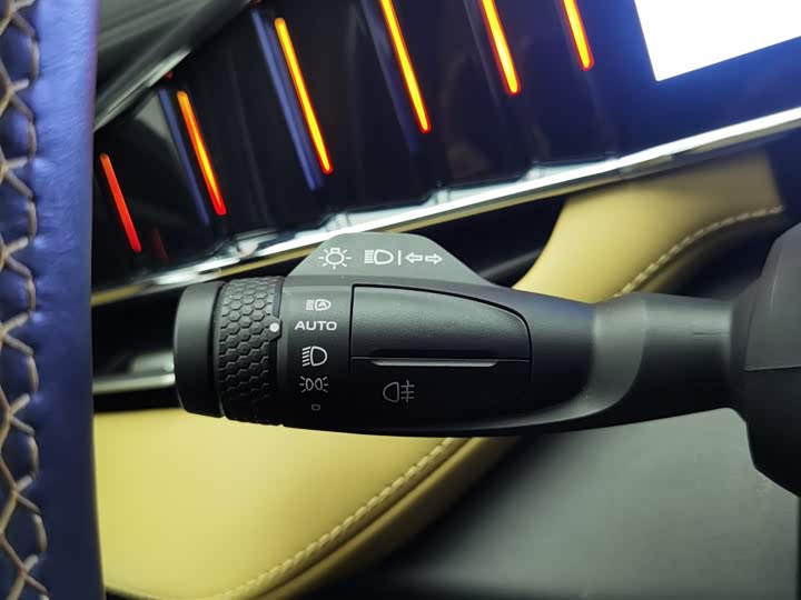 Фото 21 - Geely Atlas L