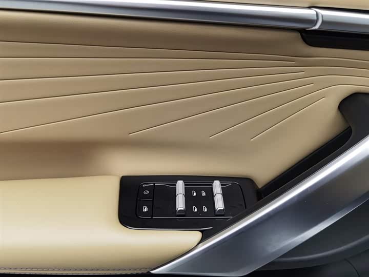 Фото 9 - Geely Atlas L