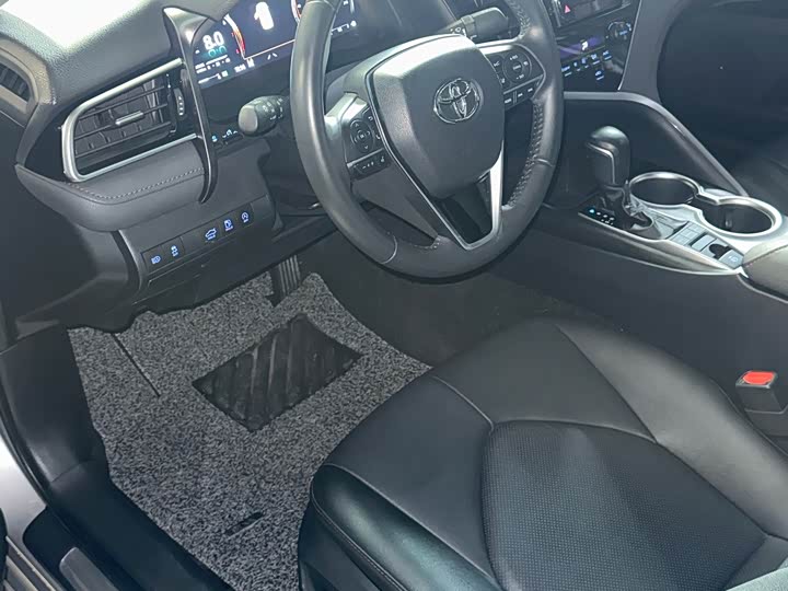 Фото 10 - Toyota Camry