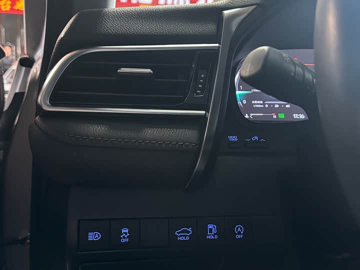 Фото 13 - Toyota Camry