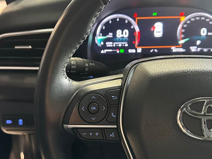 Фото 14 - Toyota Camry