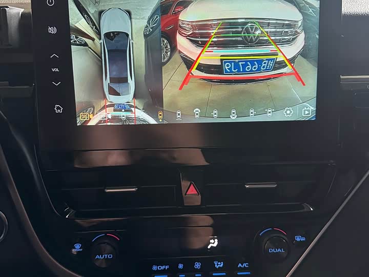 Фото 17 - Toyota Camry