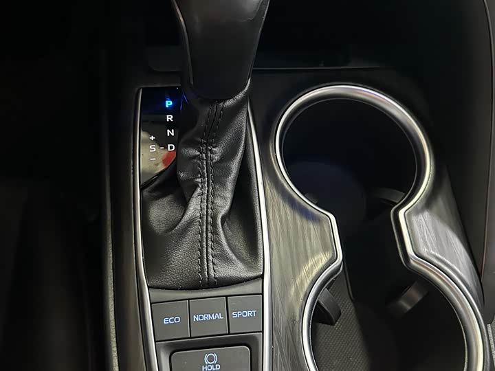 Фото 18 - Toyota Camry