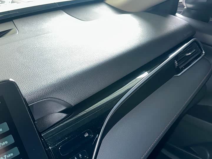 Фото 19 - Toyota Camry