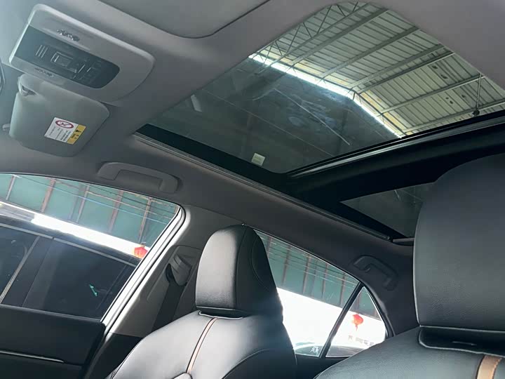 Фото 21 - Toyota Camry