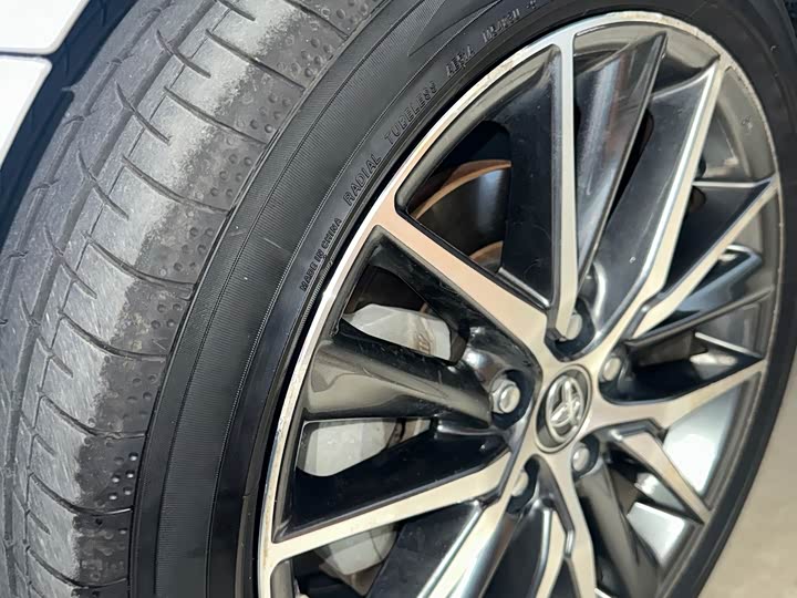 Фото 24 - Toyota Camry