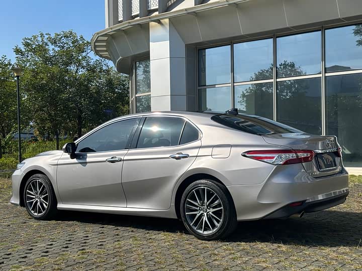 Фото 4 - Toyota Camry