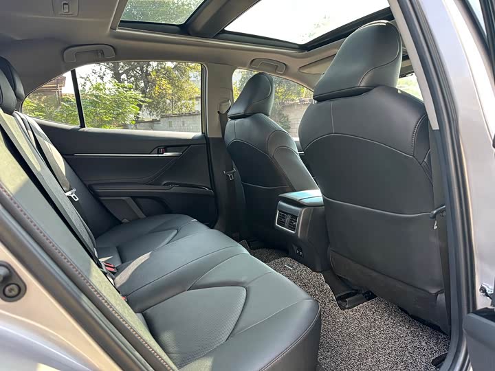 Фото 8 - Toyota Camry