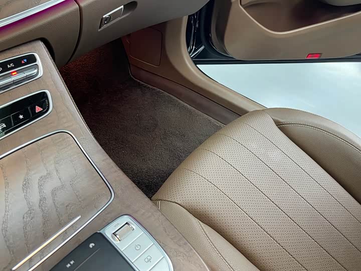 Фото 13 - Mercedes-Benz E-Class