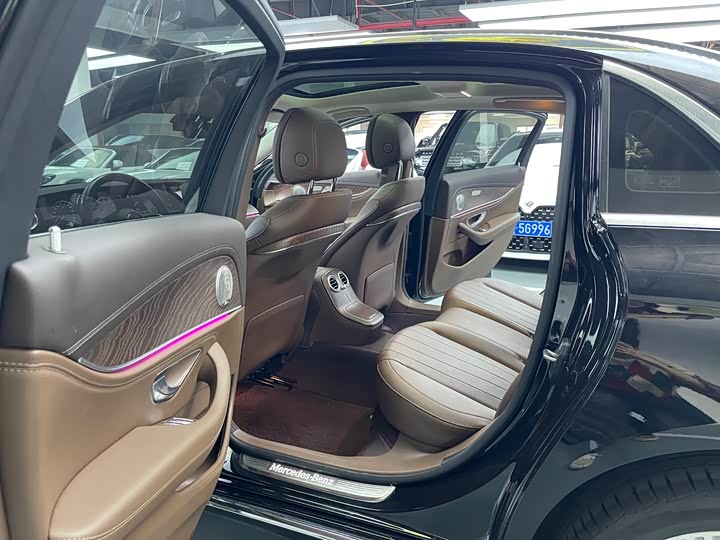 Фото 15 - Mercedes-Benz E-Class