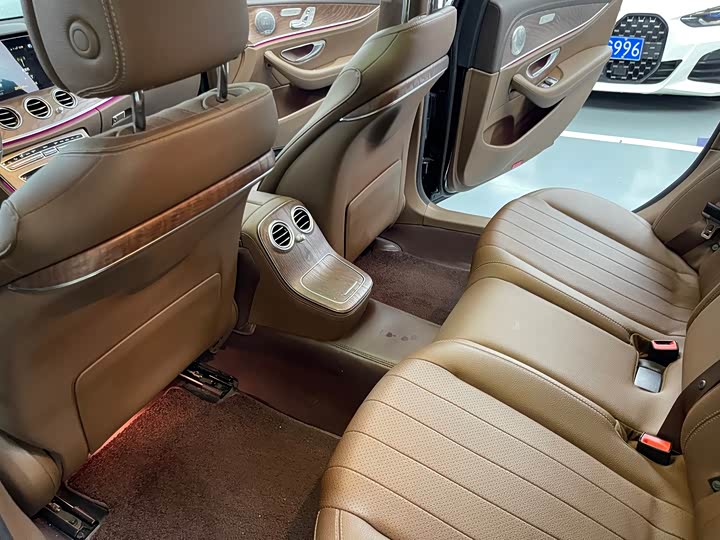 Фото 16 - Mercedes-Benz E-Class