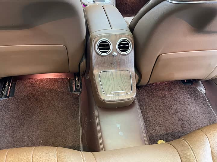 Фото 17 - Mercedes-Benz E-Class