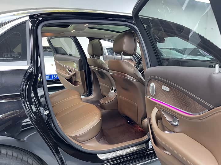 Фото 18 - Mercedes-Benz E-Class