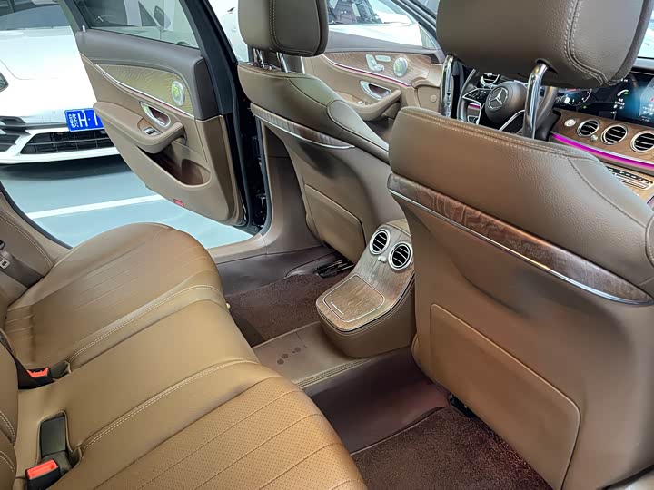 Фото 19 - Mercedes-Benz E-Class