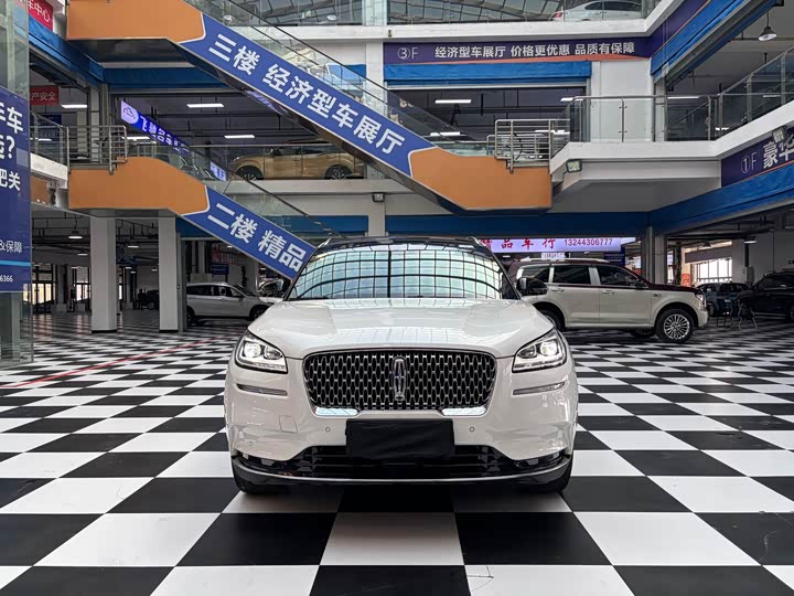 Фото 2 - Lincoln Corsair