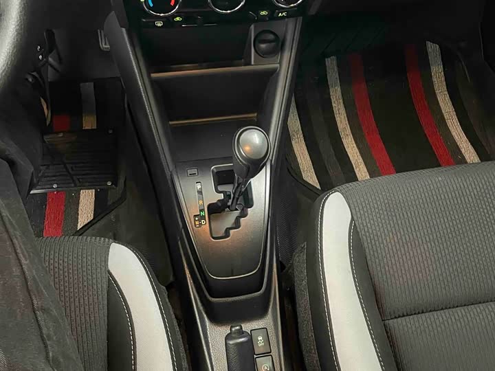 Фото 10 - Toyota Yaris L Hatchback