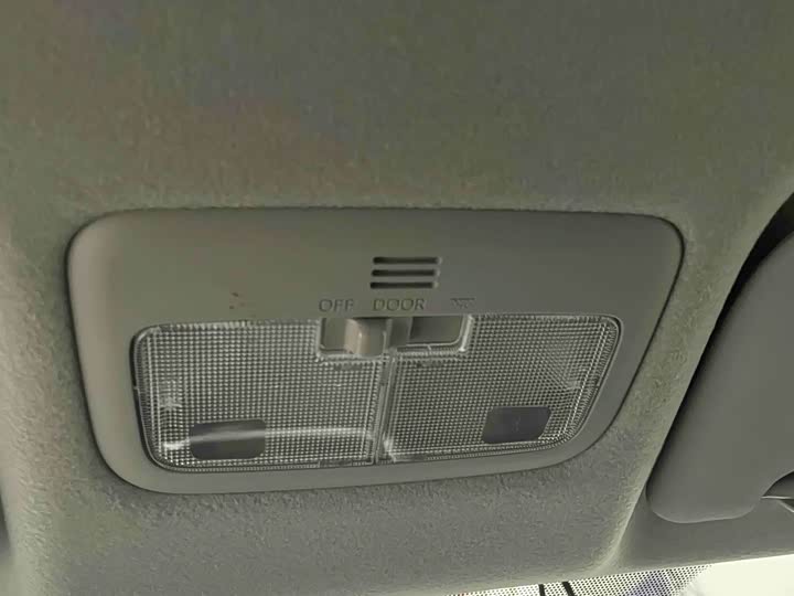 Фото 11 - Toyota Yaris L Hatchback