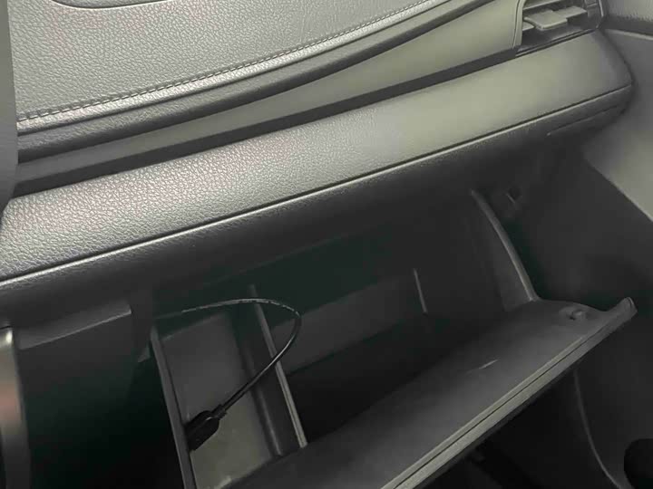 Фото 12 - Toyota Yaris L Hatchback