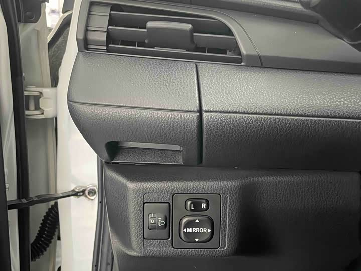 Фото 13 - Toyota Yaris L Hatchback