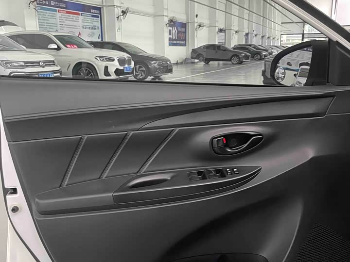 Фото 14 - Toyota Yaris L Hatchback