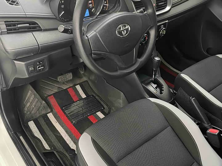 Фото 16 - Toyota Yaris L Hatchback